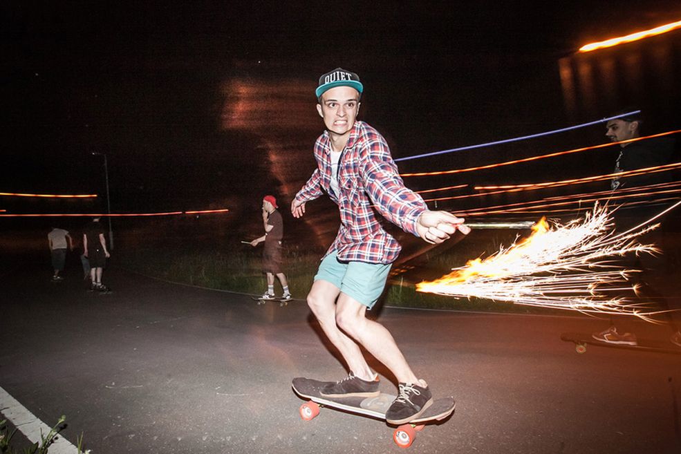 Longboardziści z grupy MLSS (Megapolis Longboard Suicidal Syndicate). I miejsce, Sztuka i rozrywka, seria.