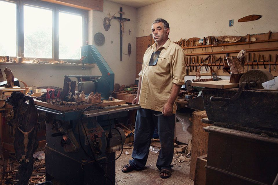 Dario Comina, stolarz i artysta
Artyści fotografowali swoich bohaterów w miejscach, do których zwyczajny klient z reguły nie ma dostępu. Spotkali rzemieślników, którzy robią to samo co w przeszłości, nadal są w tym samym miejscu co kiedyś i używają tych samych narzędzi.