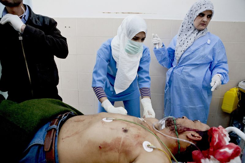 Szpital Al Jalaa, Benghazi. Niedziela, 27 lutego 2011 r. Pacjent cierpi czekając na lekarza. Fot. © ICRC / De Moustier, Gratiane / Flickr