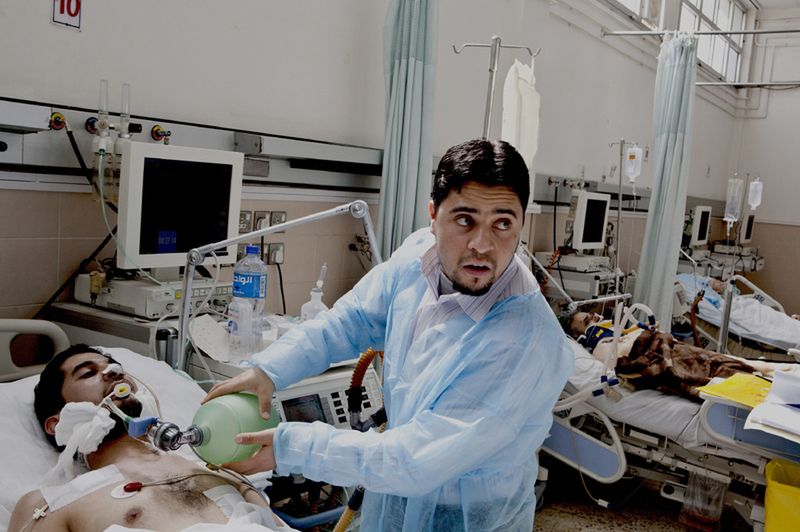 Szpital Al Jalaa, Benghazi. Niedziela, 27 lutego 2011 r. Pacjent z poważnymi obrażeniami jest leczony przez libijskiego lekarza. Fot. © ICRC / De Moustier, Gratiane / Flickr