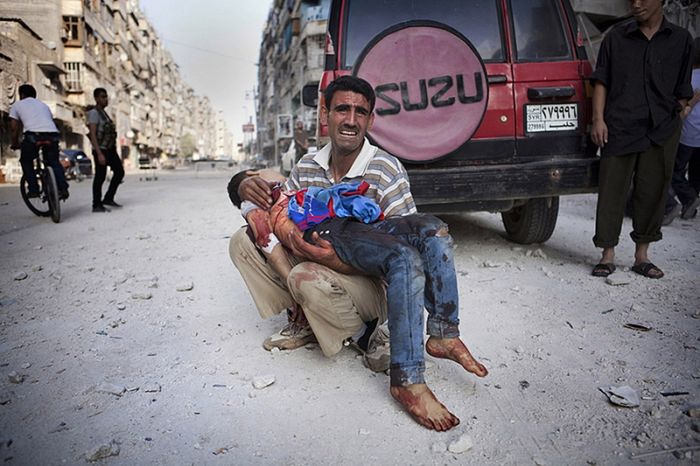 4 International Photographer of the Year (Fotograf Roku), czyli zwycięzca, jest tylko jeden. Poznamy go 27 października, zostanie wyłoniony z grona finalistów. Poza zaszczytami czeka na niego 10 tys. dol.
© Maysun, cykl "Syria. Hell on Earth", kategoria Deeper Perspective
