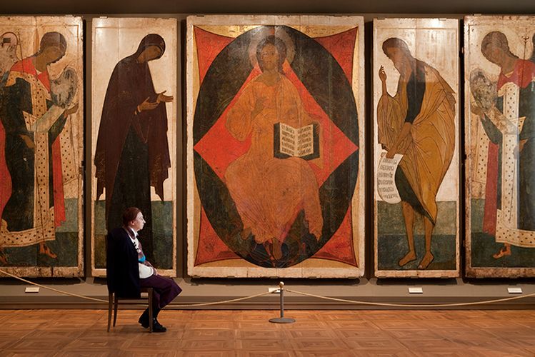 “Rosyjscy stróże dzieł sztuki noszą swoje ubrania. Idziesz do muzeum oglądać sztukę, robisz krok do tyłu i żywa osoba staje się częścią tego doświadczenia, to mnie zafascynowało.” - Andy Freeberg