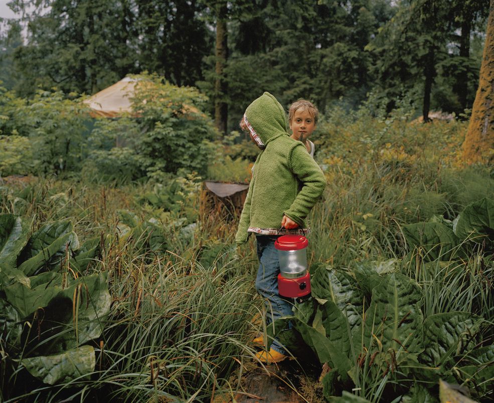 Jak pisze sam fotograf: „Fotografuję to, co dzieci robią, gdy podążają za swoimi pomysłami i zainteresowaniami w swój sposób i ze swoich pobudek. Czynności te są dowolnie wybierane i prowadzone przez dzieci i mogą się odbywać z dorosłymi lub bez nich, w domu lub w plenerze, szkole na placu zabaw czy na wsi.”