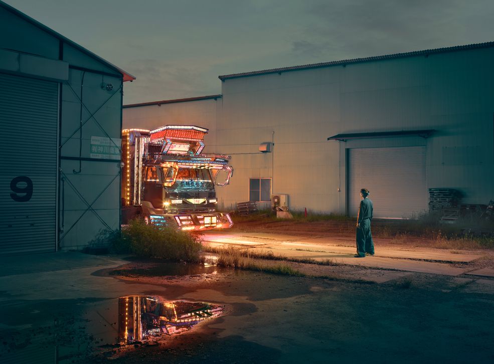 Nazwa projektu – ”Dekotora” - nawiązuje do całej sztuki przyozdabiania aut. Jest to nawiązanie do komediowego serialu akcji, popularnego w Japonii w latach 70. XX wieku – ”Torakku Yaro”. Oznacza to tyle co ”Samochodowy ziomal”. Jak widać po samochodach z cyklu zdjęć – wszystko się zgadza.