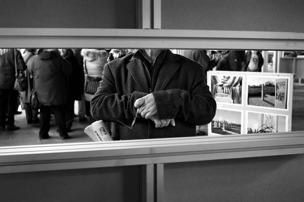 Dlaczego fotografia? Co jest najważniejsze?
Jestem prawie przekonany, że wszystko, czego potrzebujemy to znalezienie własnego sposobu na trzymanie aparatu. Jeśli wiesz po co to robisz - wszystko staje się jasne.
Robię zdjęcia, ponieważ to sprawia, że czuję się wolny i daje mi szczęście. Robię zdjęcia, żeby pamiętać i nie zostać zapomnianym/ Abbas powiedział: „Spraw sobie parę dobrych butów... i się zakochaj”. Uwielbiam ten cytat.