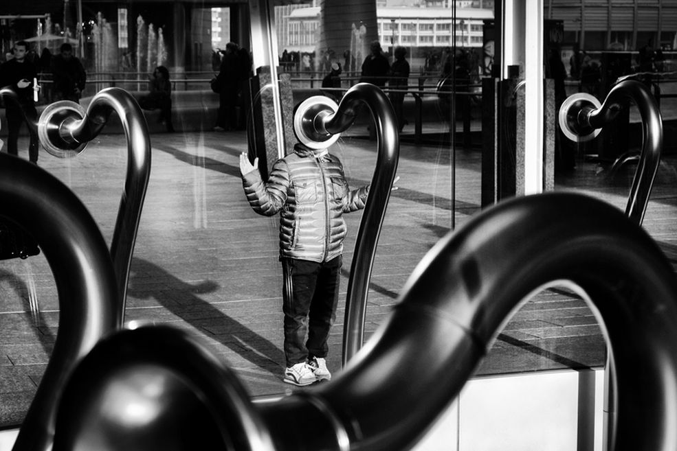 Jakim sprzętem fotografujesz?
Używam Nikona D700 ze szkłami 24/ 28/ 50/ 120 mm od kilku lat. Od 3 lat robię zdjęcia również aparatami Fujifilm z serii X – X100s, X-E1 z 18-55. Szczerze mówiąc jestem z nich bardzo zadowolony – są łatwe w użyciu, lekkie i dają dobrą jakość obrazu. JPEG-i są prawie idealne. Nie lubię specjalnie zoomów, ale to 18-55 ma stabilizację i stało się dzięki temu moim dobrym kumplem.