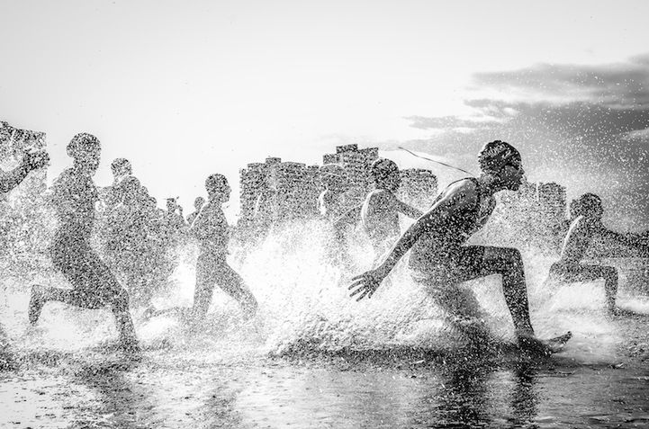 1 Zwycięskie zdjęcie konkursowe: Aquathlon (zawody w pływaniu i bieganiu) w brazylijskim Manaus. Fot. Wagner Araujo.