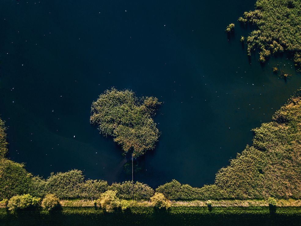 Podczas fotografowania z powietrza, Patryk poszukuje wzorów, deseni, porządku w pozornie chaotycznym krajobrazie. Lubi też umieszczać w kadrze ludzi. Często jest to tylko malutka postać, ale dzięki niej może oddać rozmiary obiektów na zdjęciu, pokazać skalę, a czasem w ogóle naprowadzić widza na to, co jest na zdjęciu