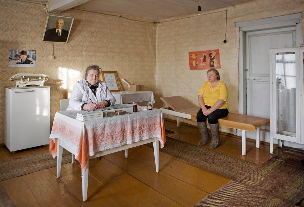 Niemiecki fotograf Frank Herfort spędził ponad 10 lat, dokumentując przestrzenie publiczne Rosji. W głównej mierze artysta zajmuje się fotografowaniem architektury, lecz w swoich osobistych projektach opowiada historie ulic oraz wnętrz rosyjskich domów. Jego dokument jest świadectwem przemian tego kraju oraz nakreśla charakter mieszkańców.