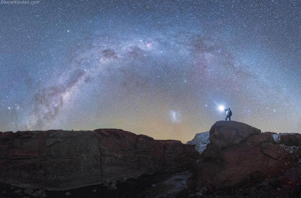 Jakie uczucia władają Tobą podczas fotografowania?
Czuję więź między mną i miejscem, w którym akurat jestem. Poprzez światło i aparat staram się zrozumieć nasze miejsce we wszechświecie, nasze znaczenie. Oczywiście jest wiele prostszych myśli – radość, szczęście oraz pierwsze promienie słońca.
Istniejemy na Ziemi po to, czerpać radość z prostych rzeczy, jak słońce czy deszcz. Wiele osób zapomina o tym i zastępuje prawdziwą rzeczywistość tą fałszywą, koncentrując się na zarabianiu pieniędzy albo mediach społecznościowych.
