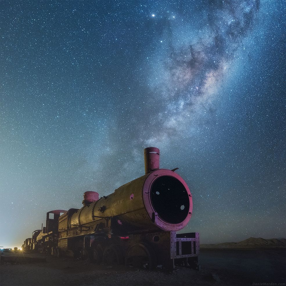 Jakim sprzętem fotografujesz swoje gwiezdne tęcze?
Używam korpusów Nikon D810A oraz D810 z obiektywami: 24-70 mm f/2.8, 80-200 f/2.8, 14 mm f/2.8, 14-24 mm f/2.8 oraz 50 mm f/2.8. Aparaty mocuję na statywach Gitzo.