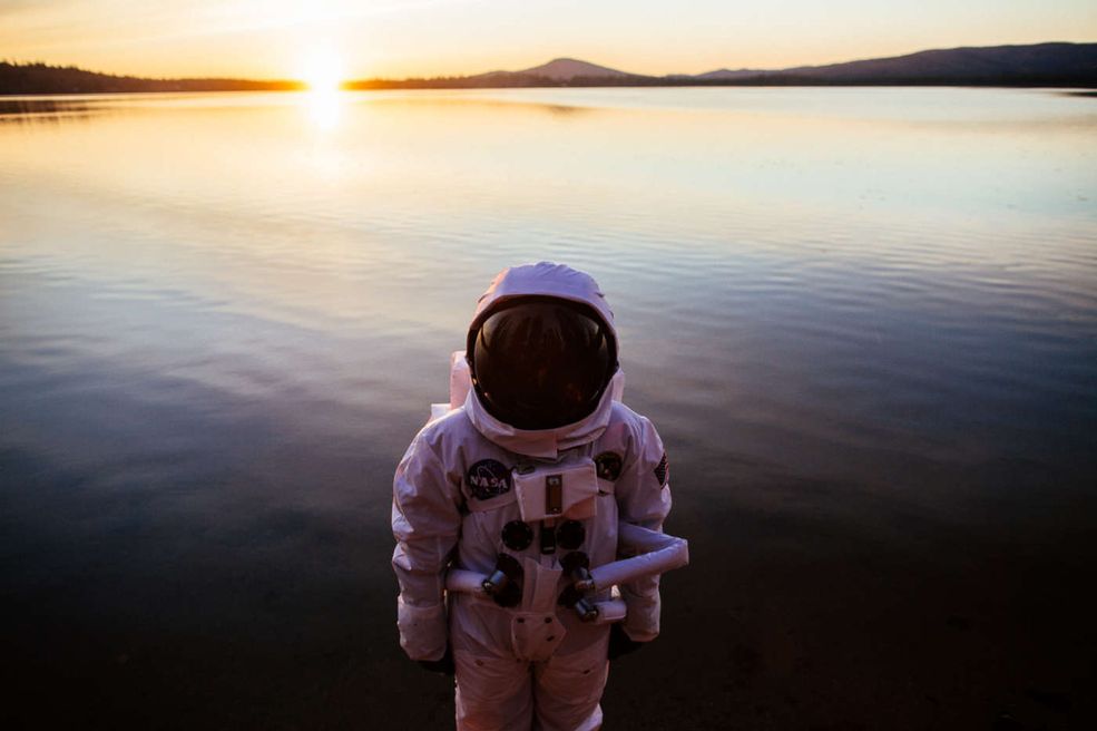 Don i Julia to fotografowie ze Spokane w Waszyngtonie, którzy wpadli na ciekawy pomysł fotograficznego projektu o astronaucie, który wędruje po całym świecie i szuka miejsca, które mógłby nazwać domem. Zaczęli szukać w internecie skafandra, znaleźli replikę, która była najdroższym zakupem w ich życiu jednak jak piszą: „Czego się nie robi dla sztuki!”.