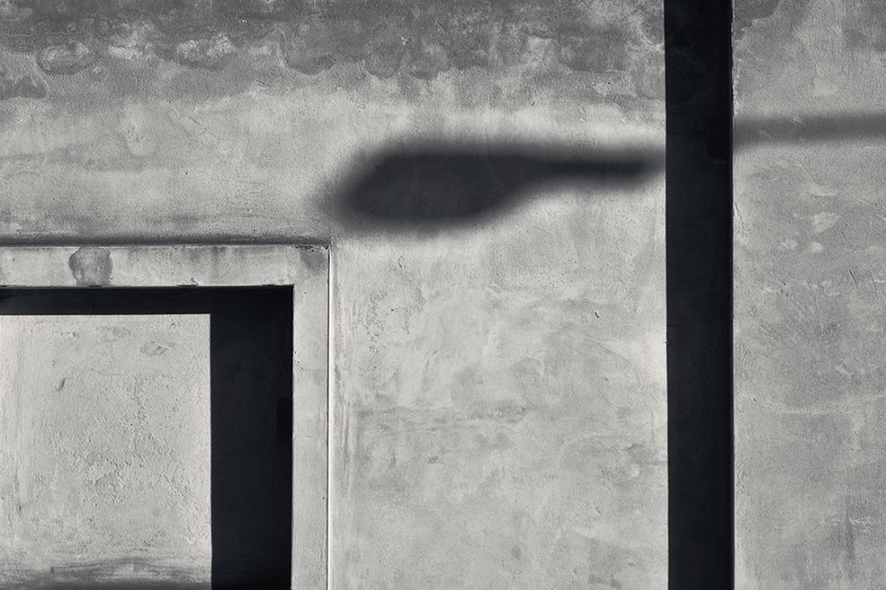 Czym jest minimalizm?
W gruncie rzeczy, fotografia minimalistyczna jest rodzajem kontemplacji rzeczywistości. Otwieram rano oczy i widzę geometrię. Zamykam je do snu i nadal widzę geometrię. Nawet sny mam geometryczne.
