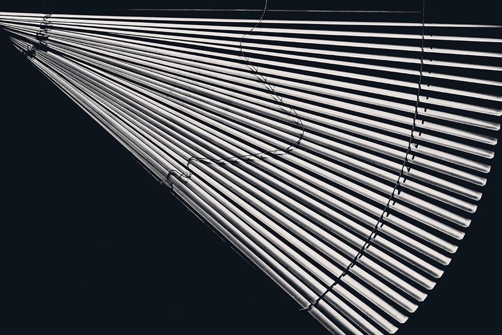 Czy w fotografii minimalistycznej ważne jest to, czym fotografujesz?
Kwestie sprzętowe w moim przypadku nie są istotne. Używam aparatów cyfrowych czyli formuł matematycznych do przedstawienia innych formuł matematycznych. Lubię też fotografować telefonem bo mam go zawsze przy sobie.