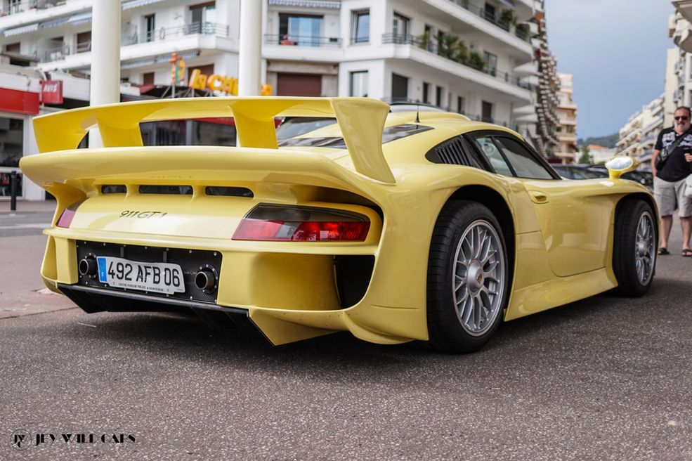 Jaka jest najciekawsza maszyna, którą dorwałeś w kadrze?
Najrzadsze auto jakie udało mi się spotkać na ulicy to Porsche 911 GT1, których powstało tylko 25 sztuk - w celu otrzymania homologacji dla aut startujących w Le Mans.