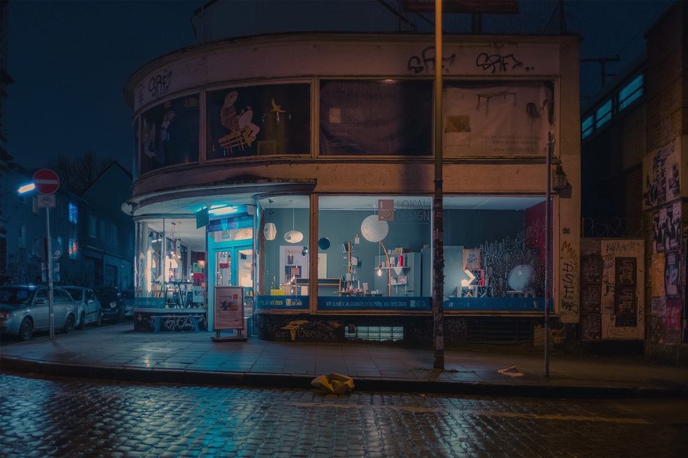 W swojej serii "After Hours" wyszukuje miejsca, które wyglądają jak plan filmowy i fotografuje je w filmowym klimacie. Jak mówi Mark, często układa w swojej głowie sceny filmowe kiedy robi zdjęcia. Zawsze stara się zostawić na nich miejsce na dopisanie historii.