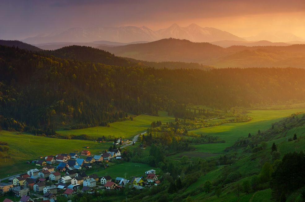 Wspomniałeś o planowaniu podróży. Jak należy o to zadbać?
Każdą zaplanowaną wyprawę fotograficzną staram się sumiennie przygotować, zaczynając od poszukiwania dokładnej lokalizacji miejsca docelowego, kierunku padania wschodzącego i zachodzącego słońca. Dalej przygotowuję mapę topograficzną oraz sprawdzam prognozę pogody.
Już w trakcie planowania miejsc zaczyna pracować moja wyobraźnia, sfera marzeń – zastanawiam się jak chciałbym ująć dany krajobraz i przy jakich warunkach pogodowych – czy będzie to mglisty poranek, czy złoty zachód słońca.
Kiedy mieszkasz daleko od celu podróży – musisz liczyć na szczęście, na przychylność matki natury.