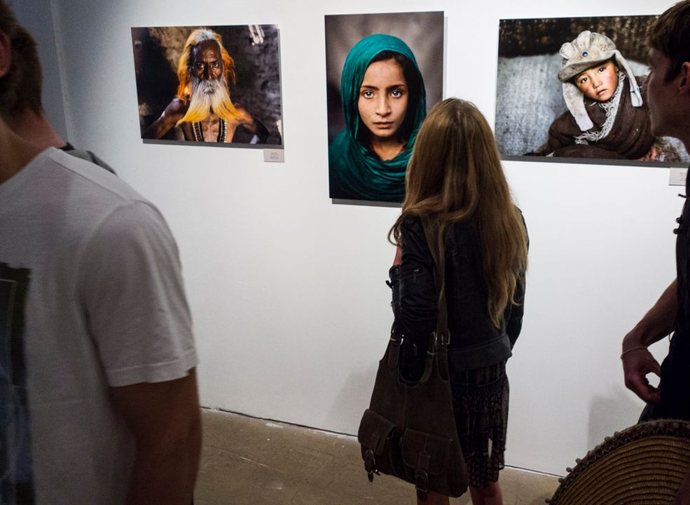 Bez względu na to, czy odpowiada nam styl zdjęć National Geographic, czy interesuje nas fotografia dokumentalna, reporterska i portretowa, zdjęcia Steve'a McCurry nie pozostawiają nikogo obojętnym. Są to zdjęcia, które trzeba znać.