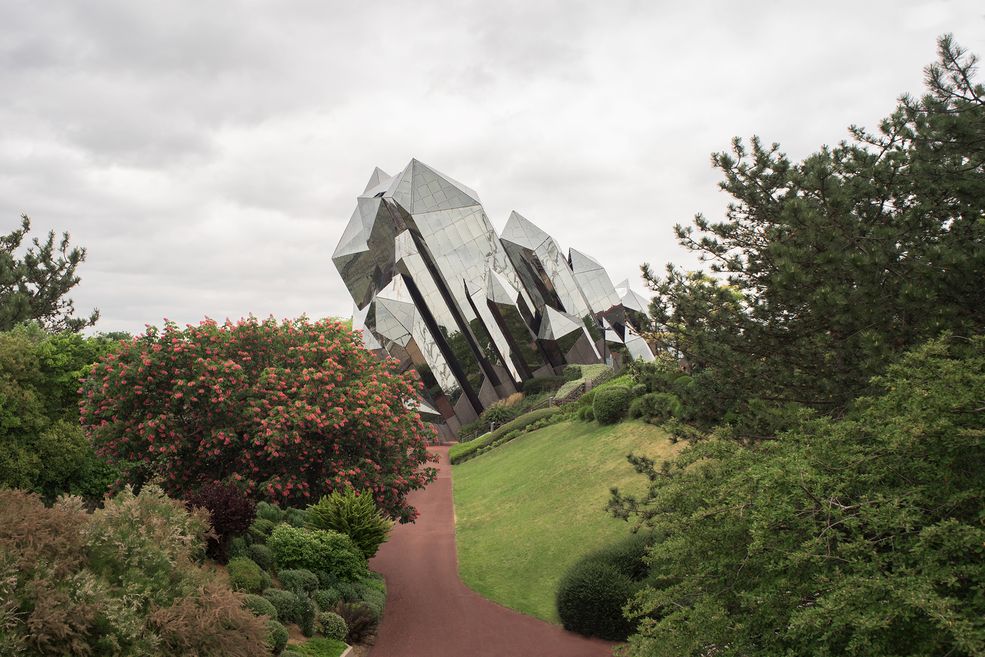 Futuroscope to park, zaprojektowany przez architekta Dania Laminga – człowieka, który rozpoczął nowy nurt w architekturze, który był następstwem futuryzmu. Wizje Laminga miały swój początek w postmodernizmie, ale zdecydowanie ten architekt patrzył jeszcze dalej. Neo-futurystyczne budowle znalazły swoje zwieńczenie we francuskim parku rozrywki.