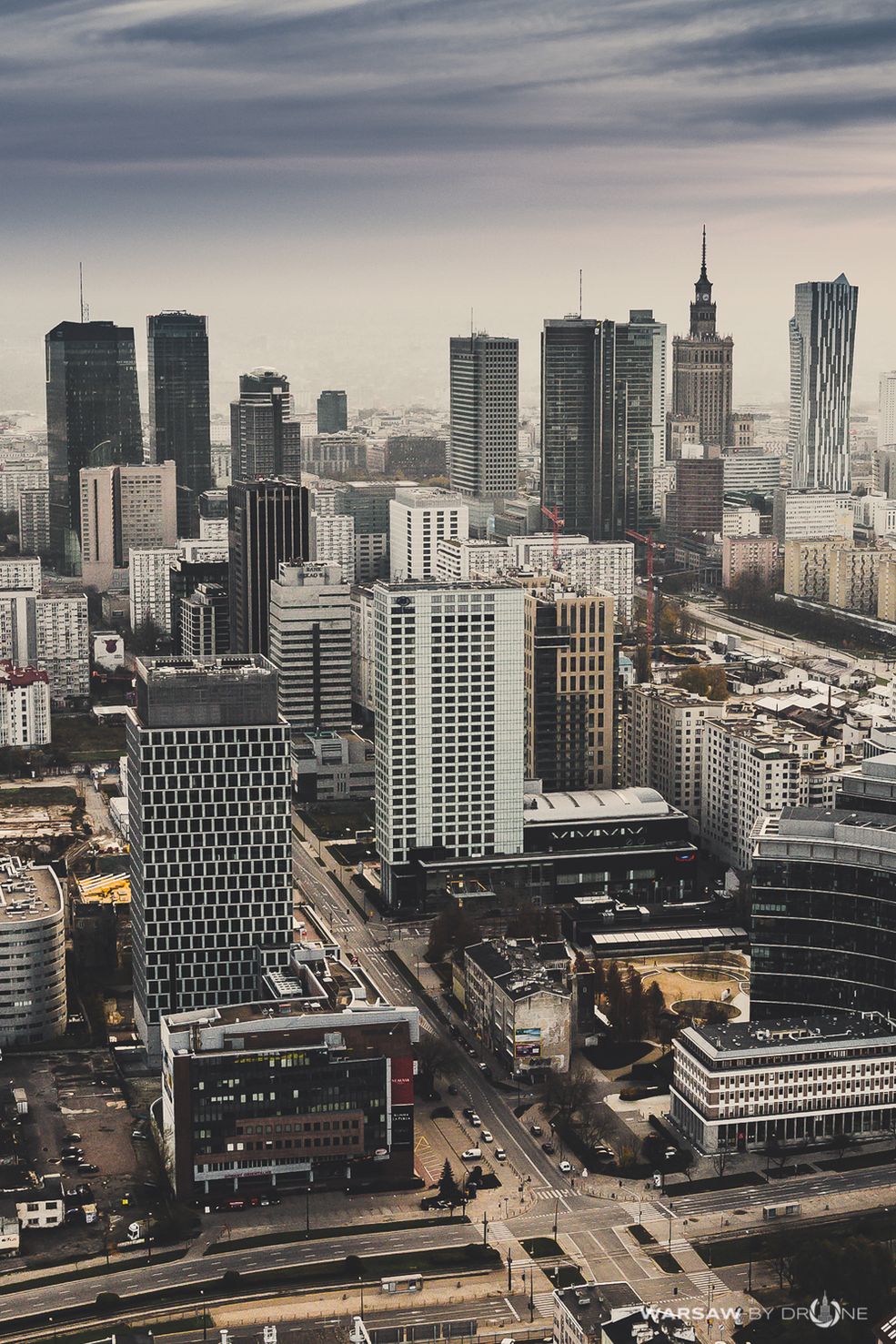 Skąd fascynacja dronami?
Fascynacja wynika przede wszystkim z nowej perspektywy i nowych możliwości pokazania otoczenia. Dronami interesuję się od 2012 roku. Wtedy też sprowadziłem do Polski swoją pierwszą maszynę ze Stanów Zjednoczonych, którą lataliśmy wspólnie z kolegą, realizując najróżniejsze projekty z powietrza. 6 lat temu ten dron był dużym "wydarzeniem" w miejscach, w których mieliśmy okazję z niego korzystać.