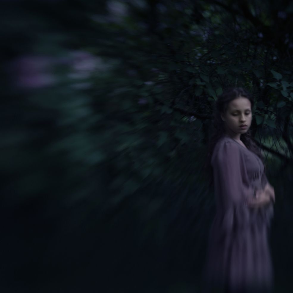 Maura Ładosz fotografując swoje modelki zamyka w kwadratowym nieoczywistym kadrze. Dodatkowym środkiem wyrazu jest dla niej przesunięcie pola ostrości przy wykorzystaniu obiektywu Lensbaby. Dla artystki najważniejszy jest niepowtarzalny, zniekształcony i odrealniony nastrój, który wprowadza to „plastikowe szkło”.