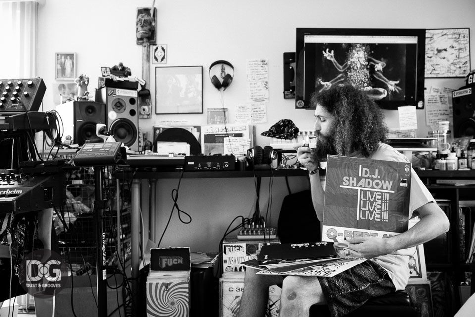The Gaslamp Killer, czyli William Bensussen – producent i DJ z Los Angeles
Lata spędzone w zakurzonych sklepikach z winylami, godziny na internetowych aukcjach w poszukiwaniu perełek i muzycznych białych kruków