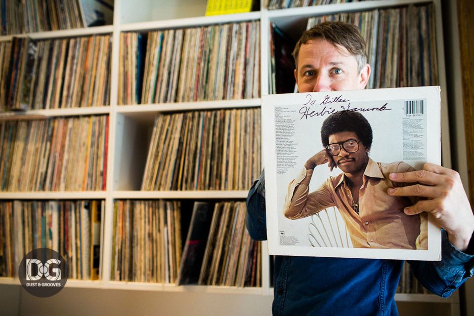 Gilles Peterson – wieczny poszukiwacz idealnego brzmienia, Londyn
Na swojej drodze spotkał i kolekcjonerów zabytkowych trzeszczących płyt i DJów, a nawet rekordzistę Guinnesa, który może się pochwalić największymi na świecie zbiorami płyt analogowych – Alessandro Benedetti z Włoch.