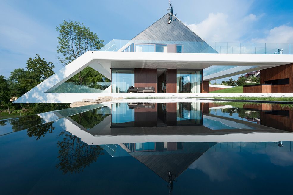 Trudno wyobrazić sobie także, fotografię architektury bez statywu. Paweł podkreśla, że zawsze korzysta z wężyka spustowego i poziomicy wbudowanej w głowicę lub montowanej na sankach lampy błyskowej. Przydają się także filtry połówkowy szary i polaryzacyjny.