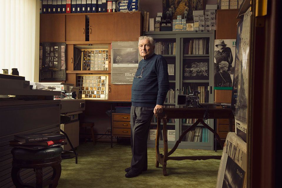 Elio Ciol, fotograf
Pomimo postępującemu rozwojowi i modernizacji wszelkich działek zawodowych pozostają we własnym wehikule czasu oferując klientom usługi godne tych zachwalanych przez naszych czasów. Każdy z nas na pewno słyszał nie raz nieśmiertelne „A za moich czasów to dopiero…!”