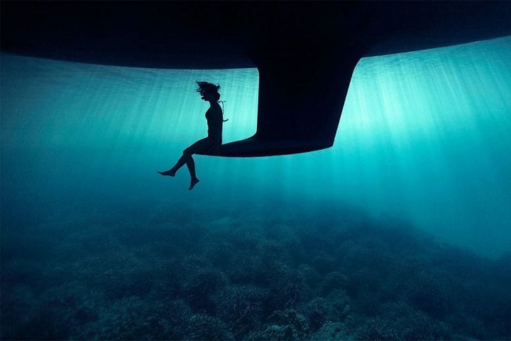 Na zdjęciach Enrica Adriana Genera możemy dostrzec nieskończoną fascynację światem podwodnym w kontekście człowieka. Ocean to zupełnie inny świat, fotograf znany również jako 27mm uwielbia go odkrywać.