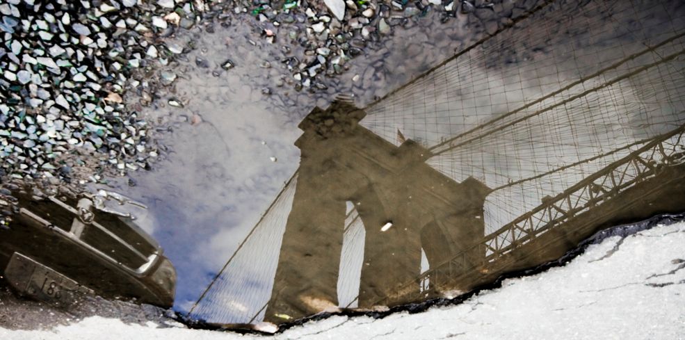 Wykorzystanie Photoshopa zostało przez fotografa ograniczone do kadrowania, odwrócenia odbicia lub wzmocnienia kolorów. Wszystkie obrazy, które możecie tu zobaczyć są częścią prawdziwego świata widzianego z innej perspektywy.