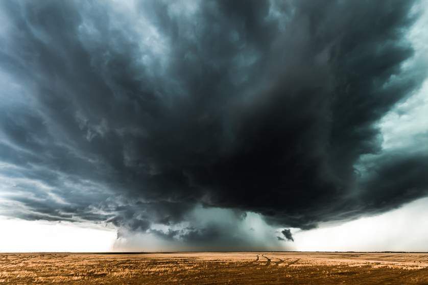 Fotograf podróżował przez siedem środkowych stanów z profesjonalną grupą łowców burz Tempest Tours. Eric dokumentował wszystko od powstających tornad do spokojnych zachodów słońca. Jego interpretacja relacji między światłem i kolorem na niebie jest uzupełniona ludzkimi śladami starych miast, które odwiedzał.