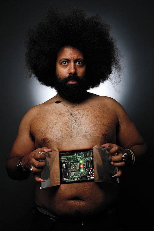Reggie Watts. Seth Olenick unika pracy w Photoshopie i radzi wszystkim, aby jak najwięcej pracy w czasie sesji wykonywali aparatem, światłami, akcesoriami. Większość jego zdjęć nie była mocno obrabiana. Wyjątkiem jest oczywiście portret Reggie Wattsa.