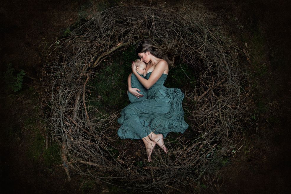 Marcin Watemborski: Skąd wzięło się u Ciebie zainteresowanie fotografią?
Monika Podolska-Serek: Początki z fotografią nie były łatwe. Pierwszy raz wzięłam lustrzankę do ręki 5 lat lata temu, kiedy na świat przyszło moje pierwsze dziecko. Nigdy wcześniej nie miałam do czynienia z aparatem i nie za bardzo też mnie to interesowało.
Jako wychowanka Politechniki Wrocławskiej – przygotowywałam się do doktoratu z systemów zarządzania. Poród jednak wszystko zmienił. Postanowiłam pożyczyć lustrzankę, by jak to powiedziałam „chwilę się pobawić”. Każda Mama przecież chce mieć ładne zdjęcia swego dziecka.