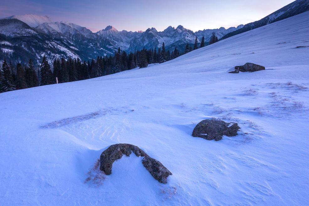 Canon 5D Mark III + Tokina AT-X PRO FX SD 16-28 mm f/2.8 | 20 mm, f/13, 15 s, ISO 500. Tatry, Rusinowa Polana. Użycie szerokokątnego obiektywu Tokiny pozwoliło mi zaakcentować pierwszy plan. Za pomocą kamieni chcę, wprowadzić wzrok widza do centrum kadru, stosując zasadę powtarzającego się motywu.