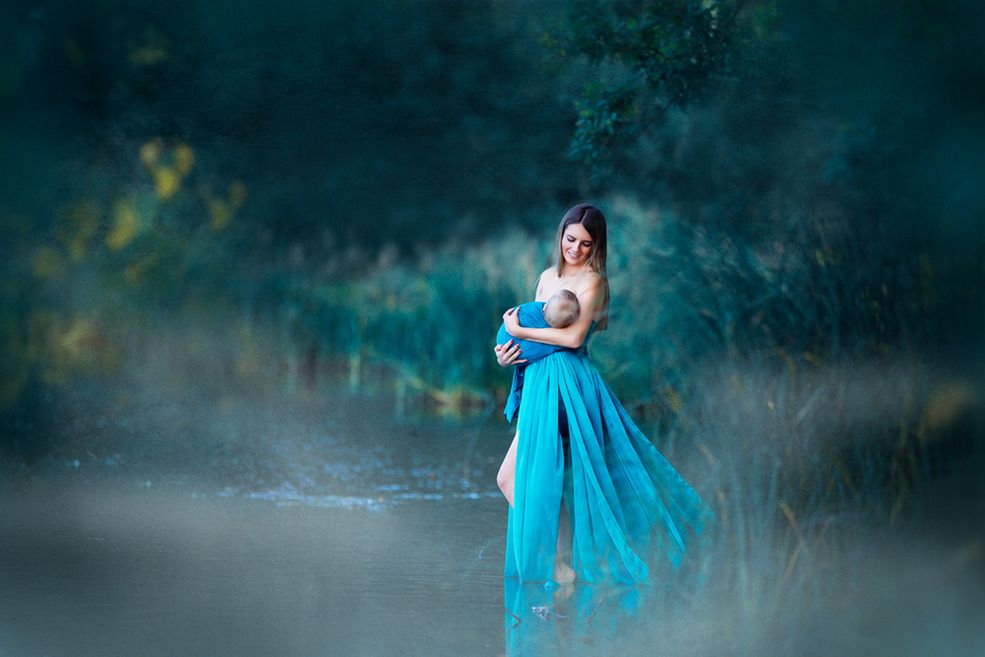 Jak doszłaś do tego fotograficznego poziomu, który teraz reprezentujesz?
Zaczynałam od portretowania pociech przyjaciół i sąsiadów. Moje oko z czasem nabrało wprawy, a i postrzeganie kolorów w post produkcji się wykształciło.
Jedno wiedziałam na pewno – pragnę pokazywać dzieci z nutką tajemnicy. W sposób inny niż widzimy je na co dzień. Czasem w sposób smutny i nostalgiczny – ale na pewno w taki, w którym zatrzymamy swe myśli i siebie na chwilę.
