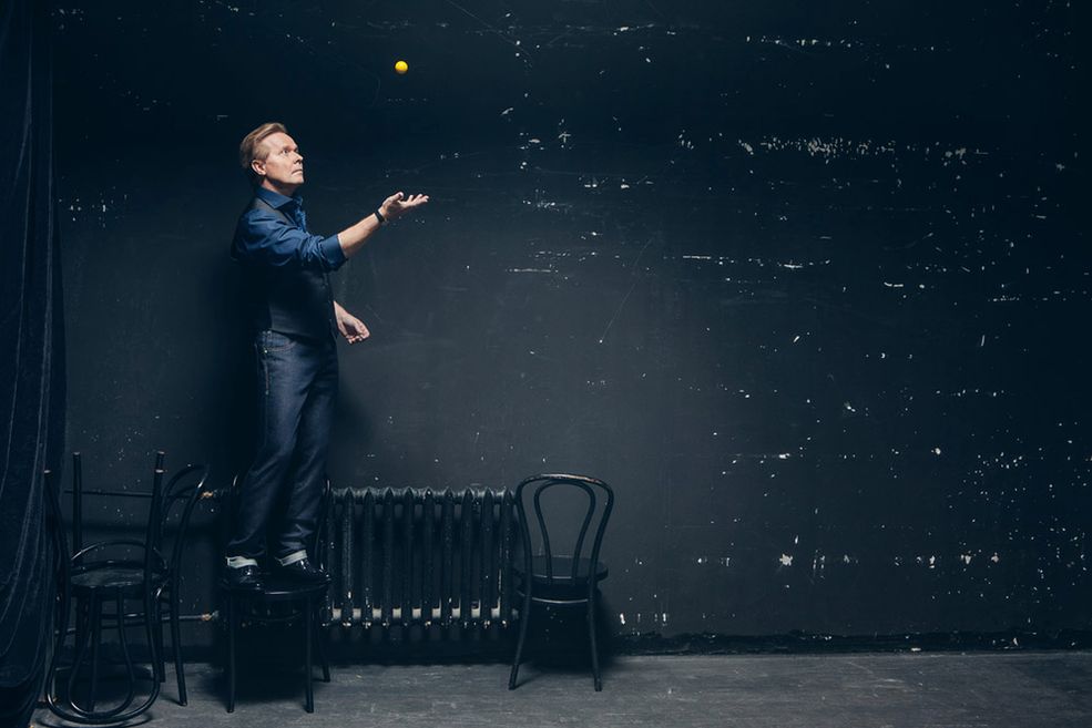 Jestem ciekawy - jaką postawę przyjmujesz podczas fotografowania?
Jestem bardzo skupiony. Nie towarzyszą temu jakieś niesamowite odczucia, ale z pewnością tracę poczucie czasu. Gdy fotografuję, godziny są jak minuty i dzięki temu mogę robić zdjęcia bardzo długo, nie czując zmęczenia, głodu etc.
Wydaje mi się, że to jest taki stan trochę przypominający medytację. Skupiam się tak mocno na obrazie, że rzeczywistość zaczyna płynąć swoim rytmem, a ja odczuwam otoczenie na swój sposób.