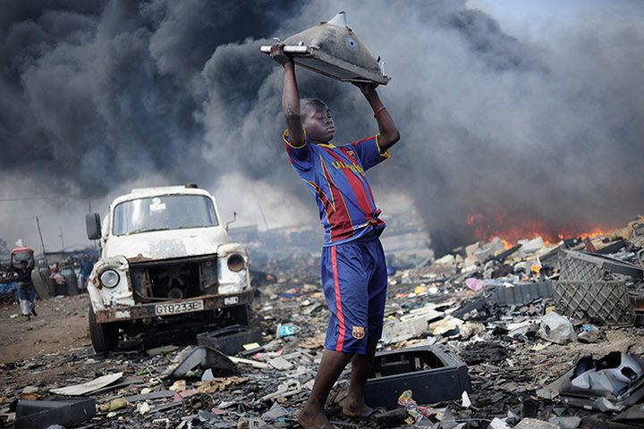 1. miejsce W tym roku główną nagrodę otrzymał fotoreportaż "Waste Export to Africa" Kaia Löffelbeina. Jego zdjęcia opowiadają historię dzieci pracujących w "Sodomie i Gomorze" - na wielkim wysypisku śmieci w Ghanie. Nieletni pracownicy rozbierają tam części urządzeń elektronicznych, które w większości są eksportowane do Afryki z Europy. Szacuje się, że same Niemcy wysyłają na Czarny Ląd 100 000 ton elektronicznych śmieci. Kai Löffelbein jest fotografem freelancerem z Niemiec. Autor studiuje fotografię na Uniwersytecie Nauk i Sztuk Stosowanych w Hanowerze. TUTAJ możecie zobaczyć jego nagrodzone prace.