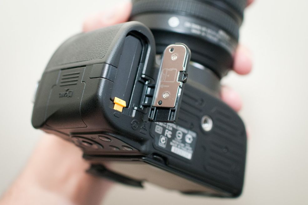 Nikon D5100 Komora na baterię