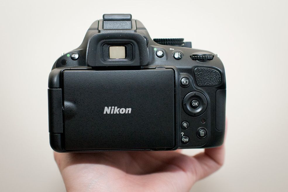 Nikon D5100 Z zamkniętym ekranem