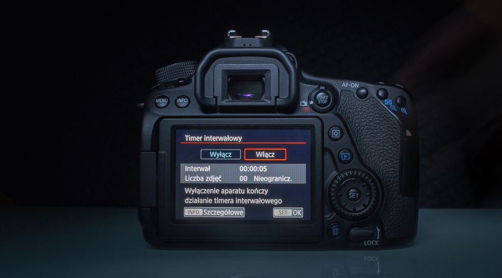 Aparat z opcją timera interwałowego pozwoli bez dodatkowego osprzętu stworzyć timelapse. Do mojego filmu poklatkowego wykorzystałem Canona EOS 80D, który w tej roli sprawdził się bardzo dobrze.