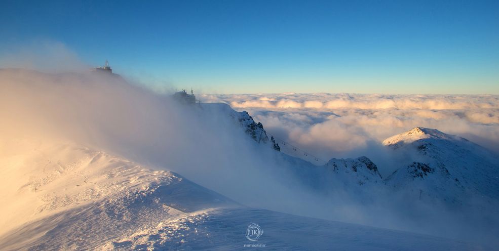 „Uwielbiam Masyw Śnieżnika. Uważam, że fotograficznie jeszcze nie wyeksploatowany. Sam Śnieżnik miejscami podobny do Karkonoszy i widok z niego nawet na Śnieżkę lub na charakterystycznego Pradziada albo w doliny czeskie. Trójmorski Wierch i szczyty od strony czeskiego ośrodka narciarskiego Dolní Morava dają dużo możliwości. Znalazłem swój mały raj nad miejscowością Kraliky zaraz za granicą w Boboszowie, gdzie jest klasztor Hora Matky Boží, a mgły przelewają się nad wzniesieniami. Lubię wracać do rezerwatu Zemská Brána na Dzikiej Orlicy. W zasadzie to ciągle eksploatuję pogranicze polsko-czeskie, bo jest niezwykłe i to na całej granicy województwa Dolnego Śląskiego."