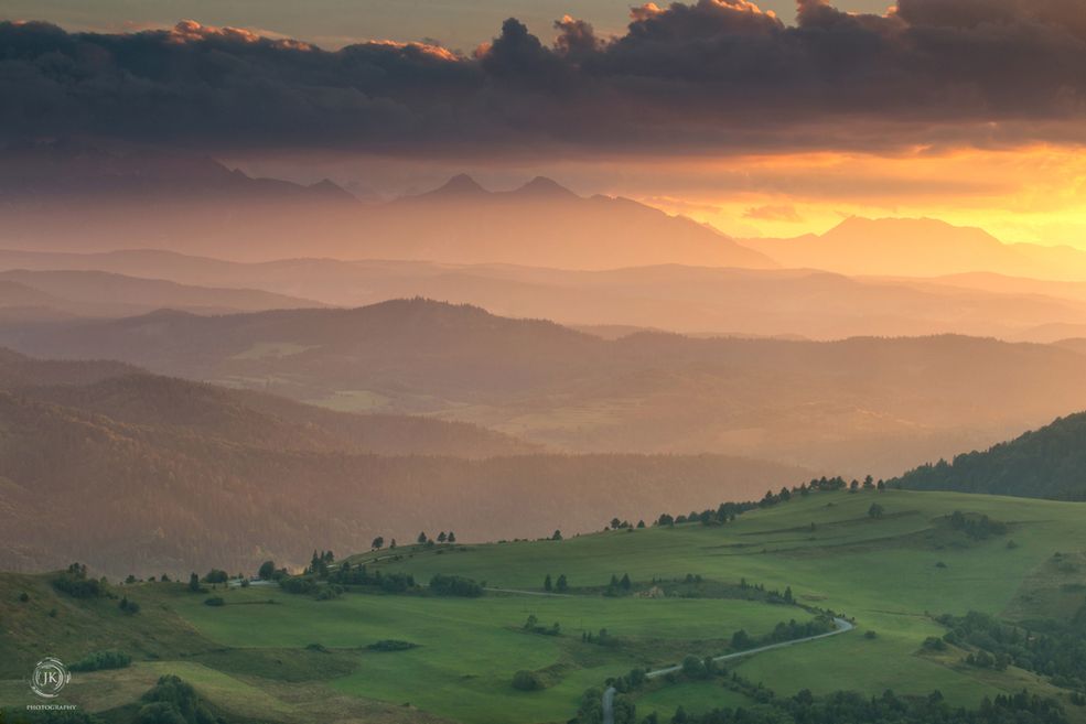 „Lubię fotografię krajobrazową, kocham góry, od dziecka zawsze w jakichś mieszkałem. Teraz żyję i pracuję w mieście i ostatnio zacząłem doceniać też krajobrazy miejskiej okazuje się, że w środku miasta też można korzystać z odbić w wodzie, długich czasów, uroków mgieł, odpowiednich pór fotografowania i ujęć z wysokości. Próbuję swoich sił w astrofotografii.” - pisze w mailu do nas fotograf.
