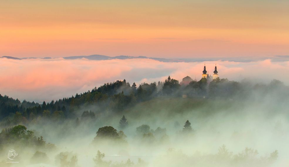 Poza tym zabiera ze sobą standardowy zestaw fotografa krajobrazowego czyli filtr polaryzacyjny, szary i połówkowy. Jak pisze do nas: “Nauczyłem się też w końcu, że statyw to podstawa przy widoczkach. Najważniejsze jest oczywiście światło i w zasadzie gonitwa, polowanie, czekanie na to najlepsze jest dla mnie największym wyzwaniem.”