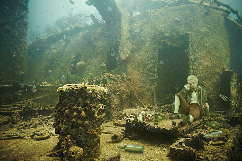 6 Franke zawiesił następnie fotografie - zabezpieczone tak, aby nie szkodzić morskiej faunie i florze - na kadłubie Stavronikity.
© Andreas Franke