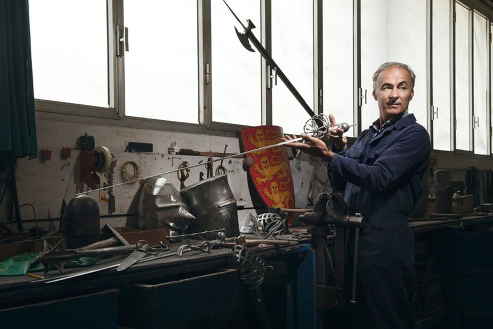 Fulvio Del Tin, miecznik/płatnerz
Być może my już nigdy nie będziemy mieli okazji zobaczyć golibrody albo litografa. Pozostaje mieć nadzieję, że moda na retro i zamiłowanie do odgrzebywania przeszłości to nie jest tylko chwilowe zauroczenie tym co było, i dane nam będzie spotkać cukiernika z prawdziwego zdarzenia albo zduna. Ja trzymam kciuki.