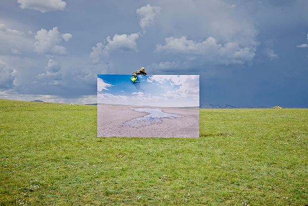 Na przestrzeni ostatnich dwóch lat fotograf był w Mongolii wiele razy fotografując nomadów w ich naturalnym środowisku. Dzięki wydrukowaniu dużych bilbordów i umieszczeniu ich w zmieniającej się rzeczywistości Lee zwraca uwagę na cienką granicę miedzy rzeczywistością, a przestrzenią muzealną. Być może już niedługo mongolskiego nomada będziemy mogli podziwiać tylko na zdjęciach.