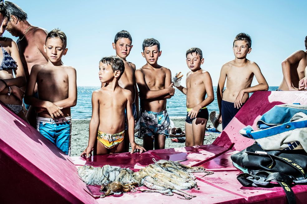 Czym dla Ciebie jest fotografia?
Fotografia jest znakomitym sposobem na lepsze zrozumienie świata. Jest dobrym powodem, by pojechać gdzieś, gdzie nigdy byś nie pojechał oraz jest świetną okazją do poznania ludzi, na których normalnie być nie trafił.
Robienie zdjęć oznacza myślenie o świecie. Sprawia to, że jestem go bardziej świadomy. Oczywiście to nie tylko kwestia fotografii ale i ludzi, których spotykasz – to oni pomagają Ci spojrzeć na świat, poczuć go i zacząć myśleć w inny sposób.