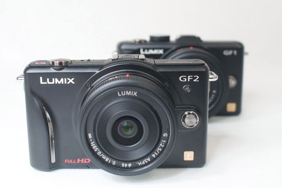 Panasonic GF1 kontra GF2 na zdjęciach W Lumixie GF2 nadal brakuje solidnego gripa pokrytego gumą. Nowy uchwyt jest teraz tylko inaczej ukształtowany, ale nadal kiepsko się za niego trzyma.