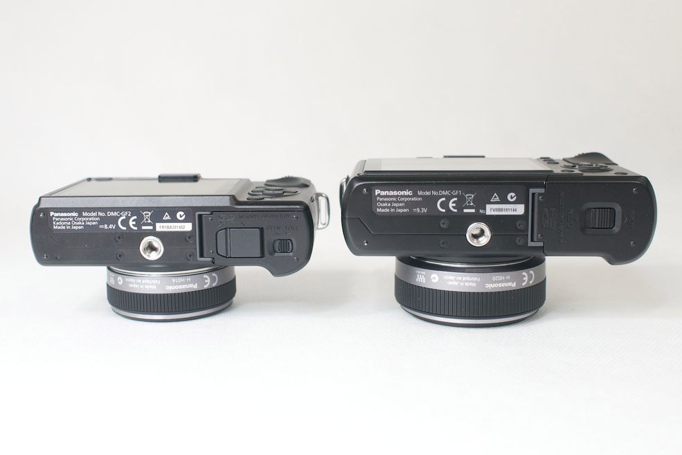 Bateria Lumix GF2 mieści teraz o wiele cieńszą baterię. Klapka bazuje na solidnie zbudowanym mechanizmie, po zwolnieniu którego automatycznie się otwiera.